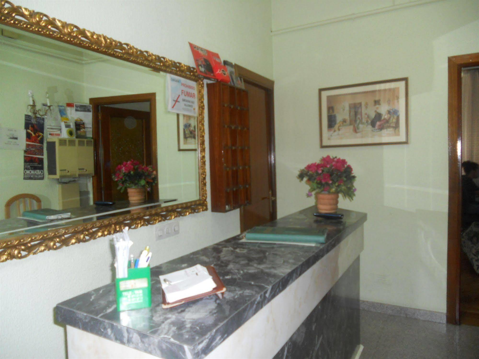 Hostal Olga Мадрид Екстер'єр фото